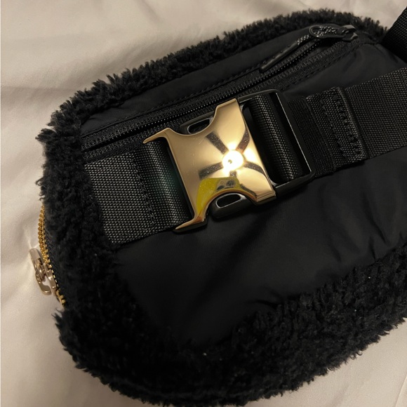 lululemon everywhere fleece belt bag in black - Picture 6 of 10